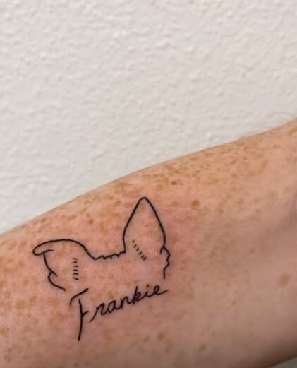 Tatuadora usa cenizas de seres queridos