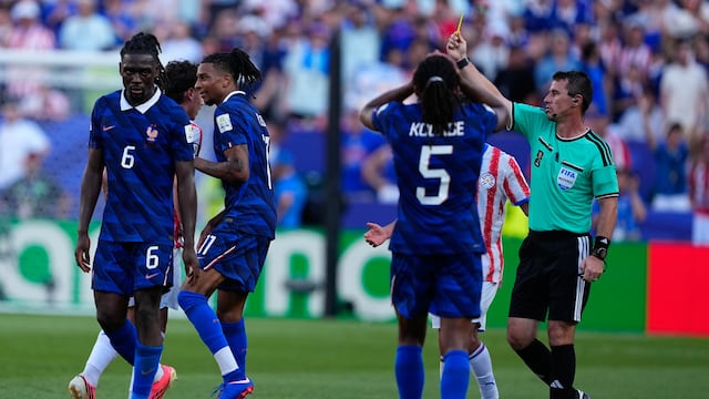 El árbitro Ilgiz Tantashev amonestó a Michael Olise en el Francia vs Marruecos
