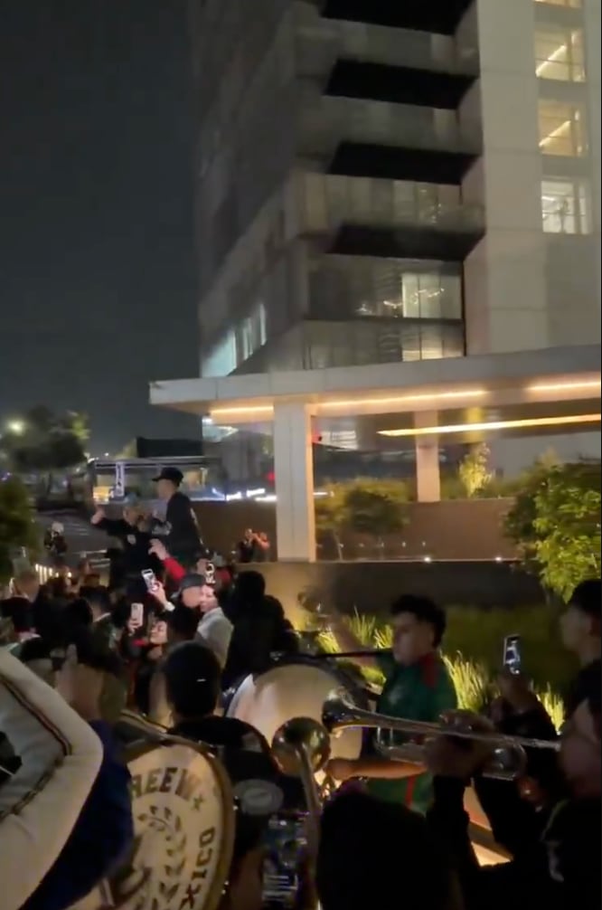 La serenata de la afición mexicana a Inglaterra antes del partido