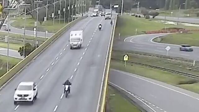 Ciclista cae de puente en Colombia