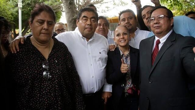 Miguel Barbosa acompañado de su esposa María del Rosario Orozco