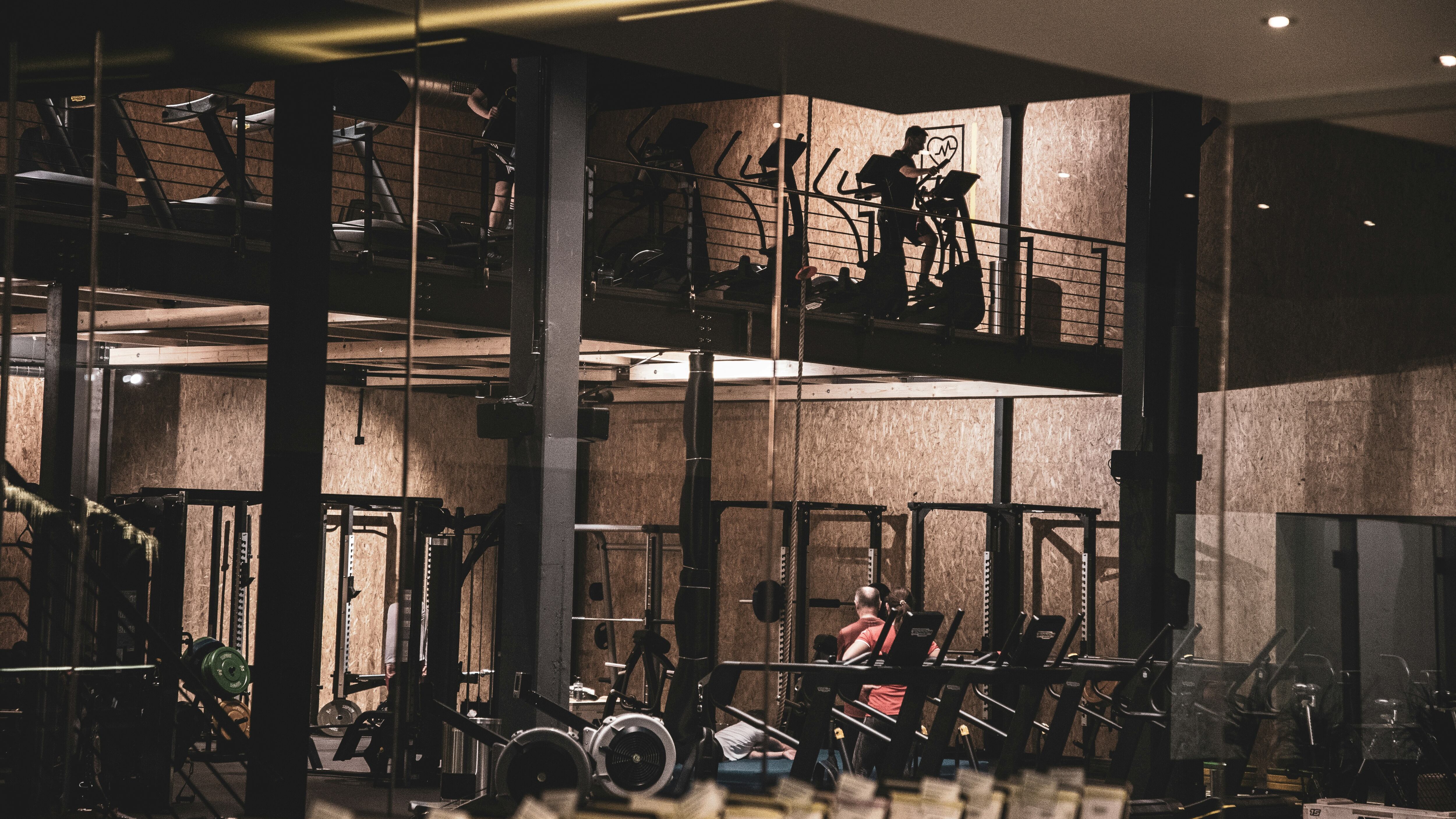 VIDEO: Muere en un accidente con la caminadora; salió proyectada por la ventana y cayó de un tercer piso