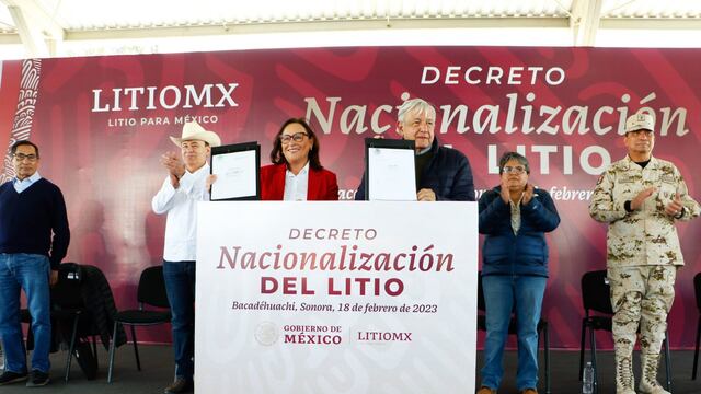 Alfonso Durazo, Rocío Nahle, Andrés Manuel López Obrador, Raquel Buenrostro y Luis Cresencio Sandoval durante la firma del Decreto sobre nacionalización del litio en Bacadéhuachi, Sonora.