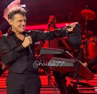 Luis Miguel recibe un brasier de una fan en concierto en Chile y así fue su reacción
