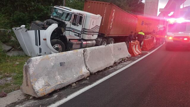 ¿Qué pasó en la carretera México-Toluca? Tráiler se queda sin frenos y choca contra 6 vehículos cerca de Santa Fe; hay heridos