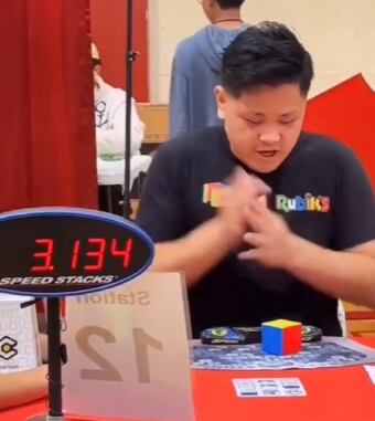 Marx Park rompiendo récord de armado de cubo de rubik