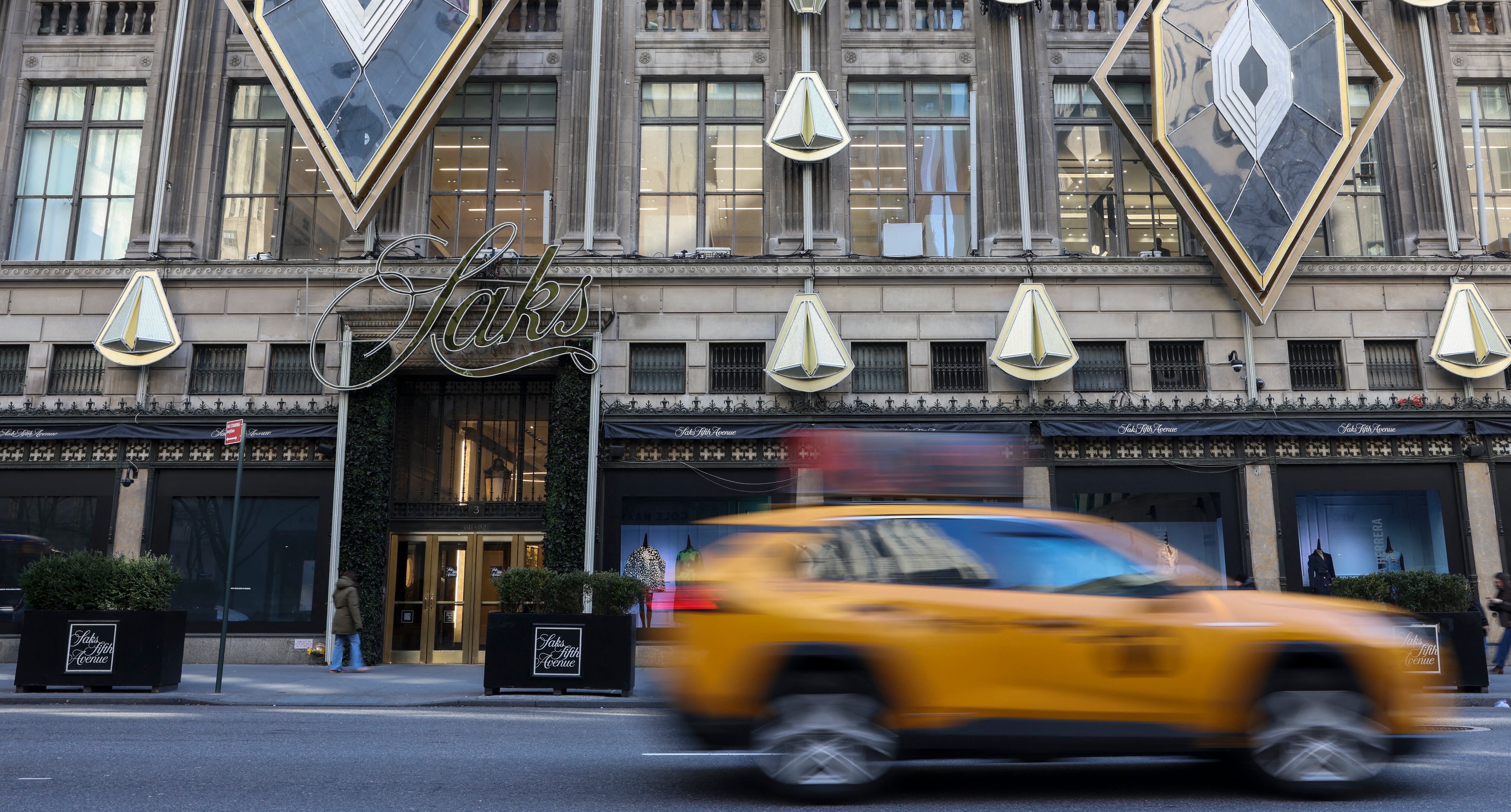 Quiebra de Saks: deudas, conflicto con proveedores y desplome en ventas