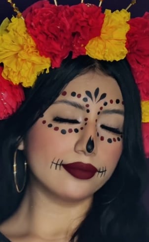 Maquillaje de catrina con dos colores para Día de Muertos