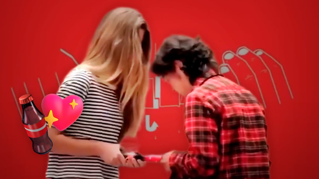 ¿La abrirías? Coca-Cola crea botella que se destapa entre dos personas