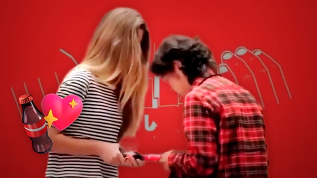 La nueva botella de Coca-Cola se abre entre dos personas