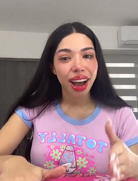 Yeri Mua llora al enterarse del sold out en Estados Unidos.