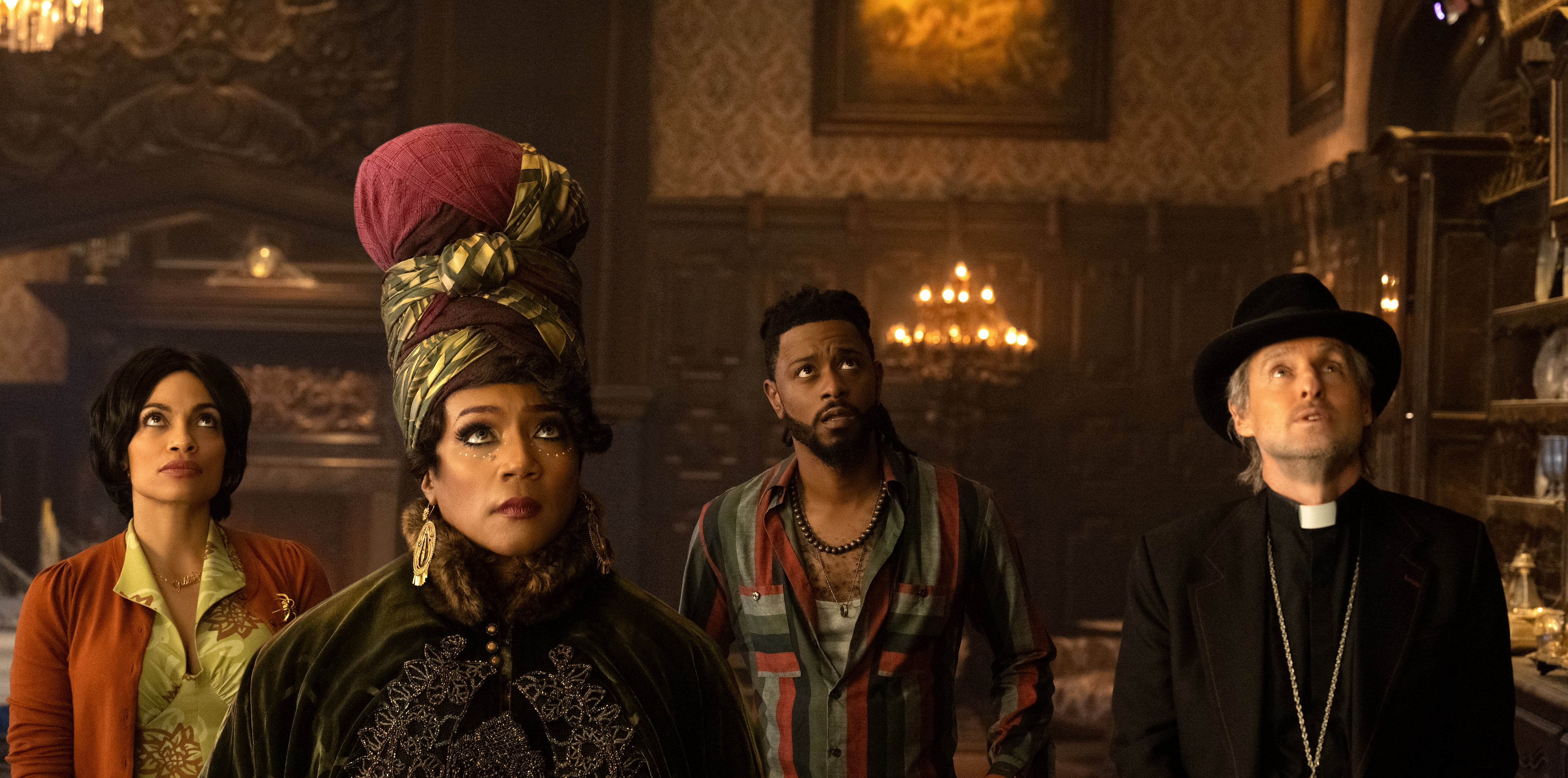 Rosario Dawson, Tiffany Haddish, LaKeith Stanfield y Owen Wilson en Mansión Embrujada de Disney