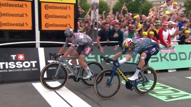 Jasper Philipsen obtuvo su segunda victoria de etapa en el Tour de Francia 2024 por apenas media bicicleta.