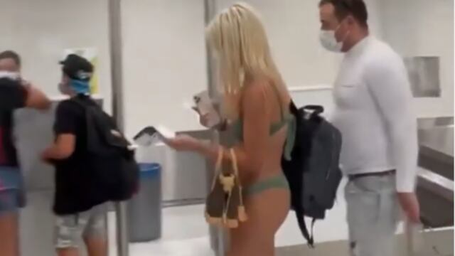 Mujer en bikini en el aeropuerto