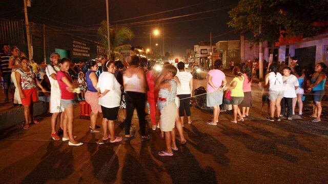 Manifestación por cortes de agua y luz en Veracruz.