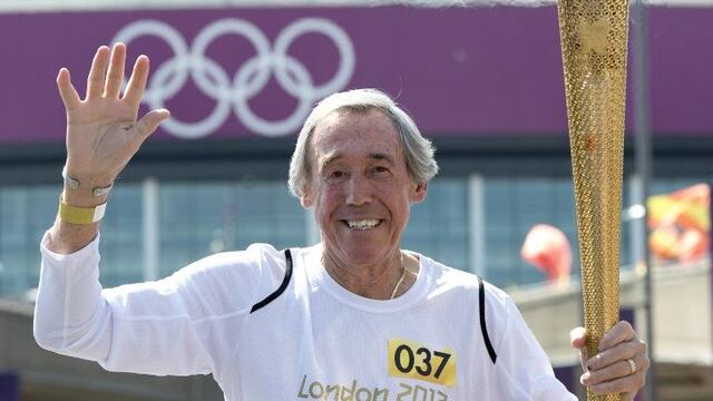 Gordon Banks carga la antorcha olímpica de Londres 2012.