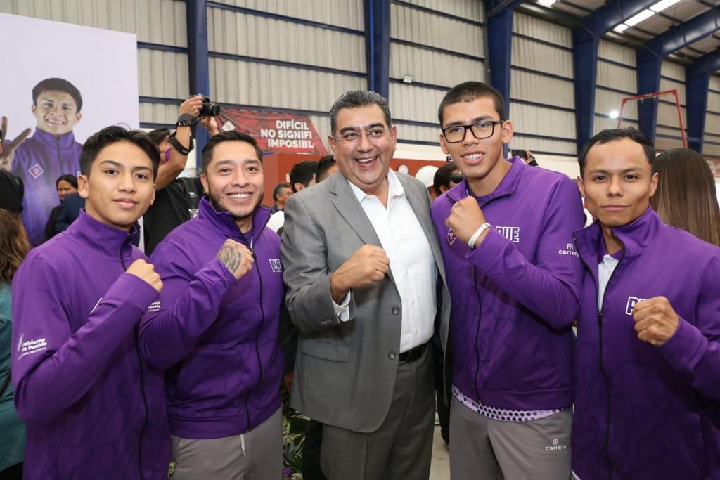 Sergio Salomón abandera a delegación camino a Nacionales Conade 2023