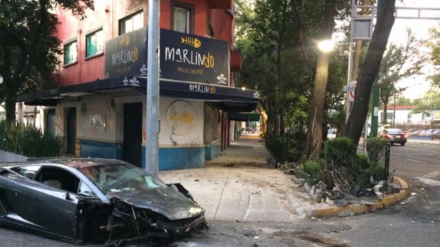 Lamborghini chocado y abandonado en la Roma