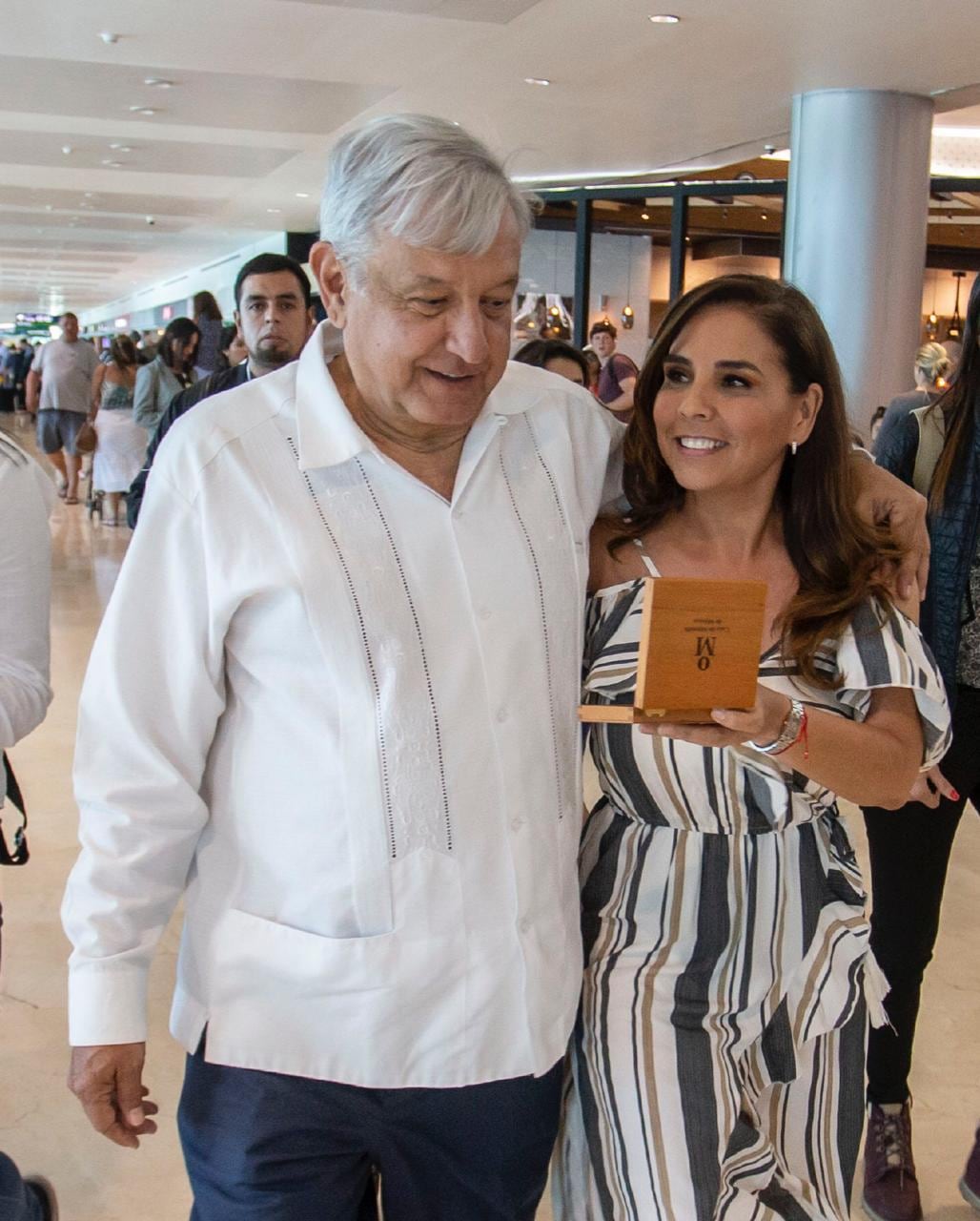 La alcaldesa entregó al presidente los productos promocionales del 50 aniversario de Cancún.