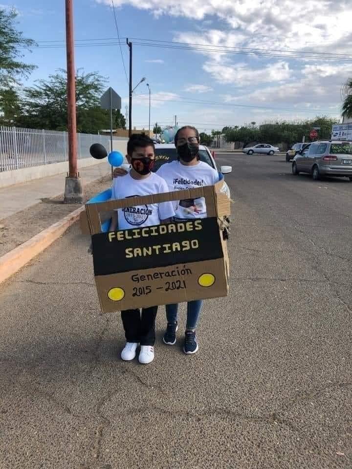 Santiago en su coche de cartón para su graduación