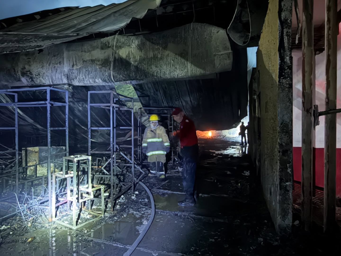 Heróico Cuerpo de Bomberos atiende incendio en la Feria de Tabasco.