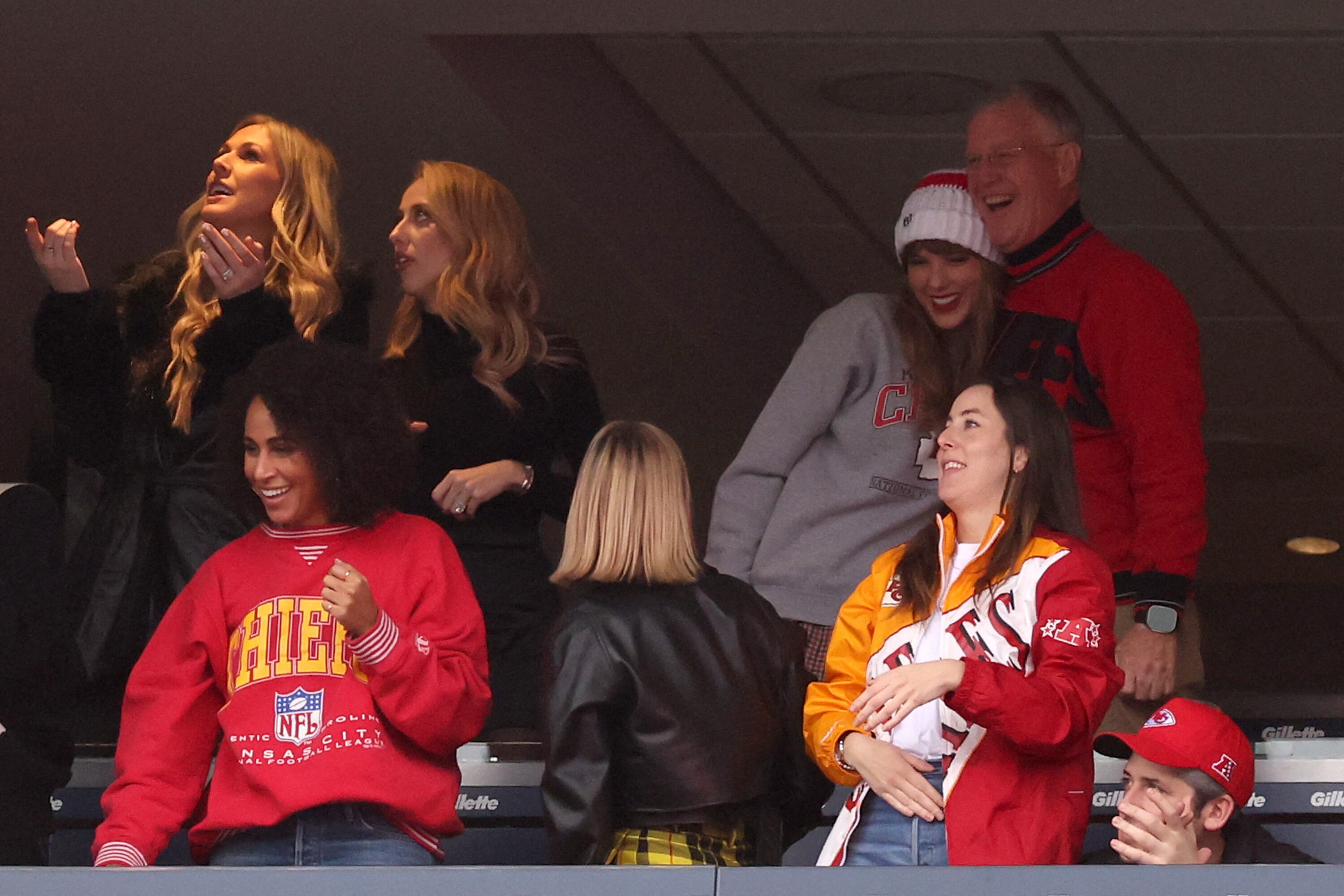 Taylor Swift con Scott Swift durante el juego de los Kansas City Chiefs