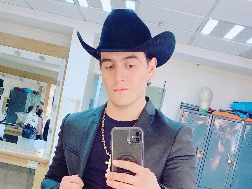 Julián Figueroa, cantante.