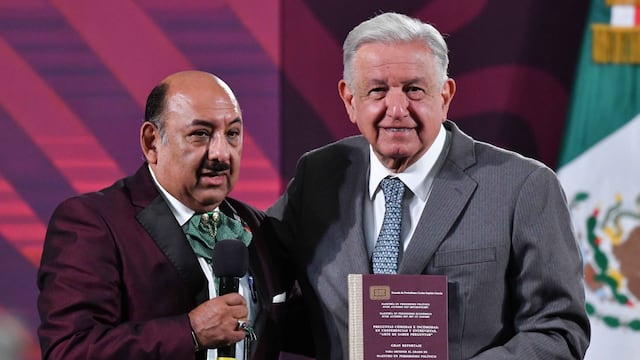 Lord Molécula le regala tesis a AMLO