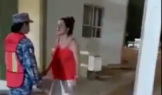 Embarazada violenta a militar
