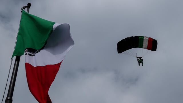 Paracaidista en el Desfile Militar.