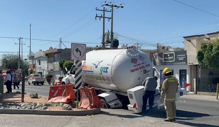 Cae pipa de gas en socavón de Hermosillo