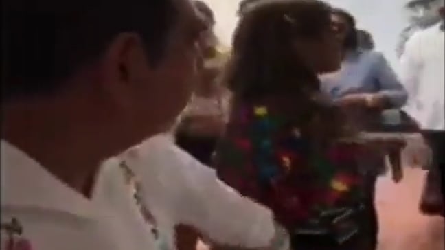 VIDEO: Félix Salgado Macedonio jala a Evelyn Salgado Pineda, su hija y gobernadora de Guerrero