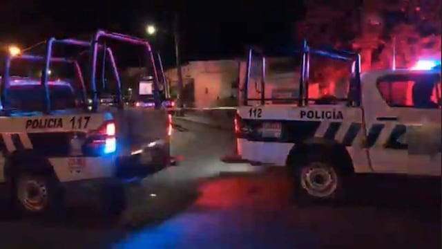 Policías municipales de Linares, Nuevo León, resguardaron las calles de la colonia donde ocurrieron los sangrientos hechos.