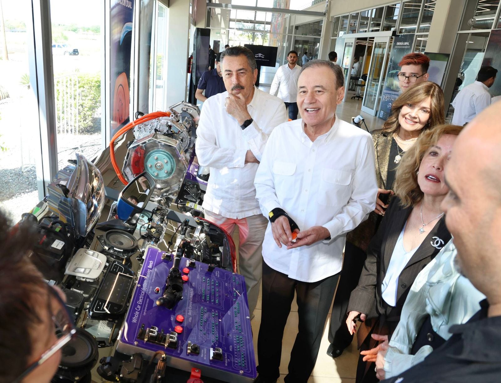 Alfonso Durazo impulsa electromovilidad en Sonora con BMC.