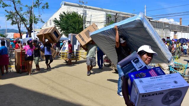 Damnificados reciben electrodomésticos