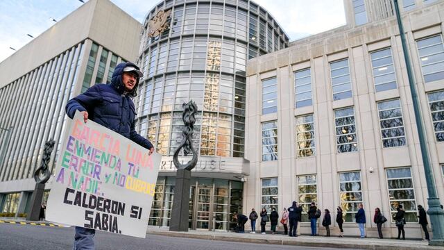 Protestan afuera del juicio de García Luna, piden que entregue a Calderón