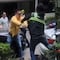 Conductor golpea a empleado de parquímetros y le rompe la quijada; mujer policía lo detiene