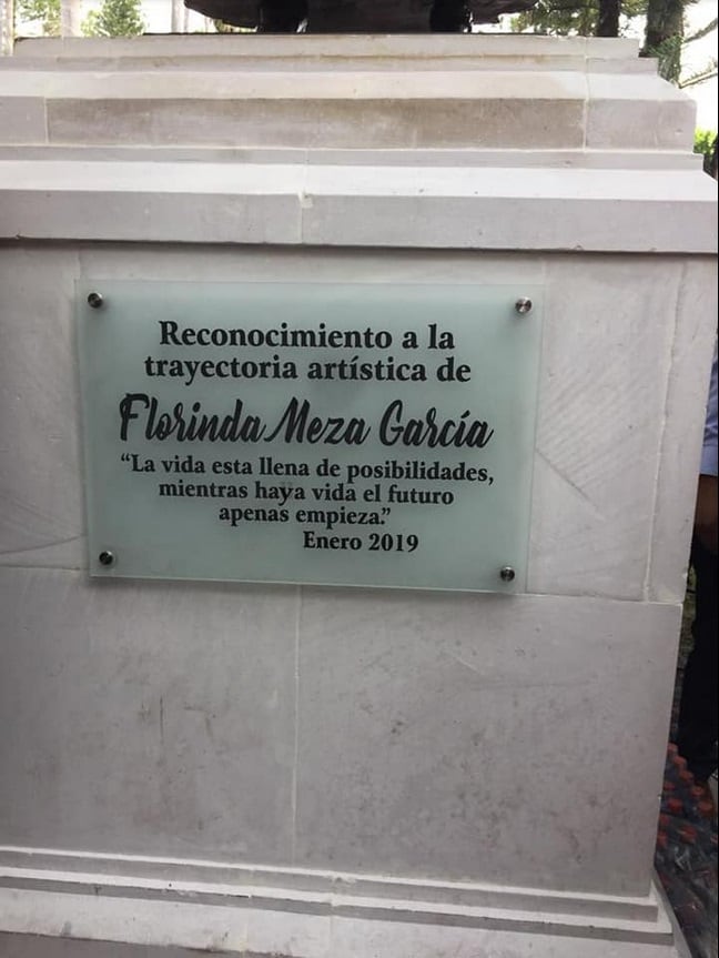 Placa en la escultura de Florinda Meza.