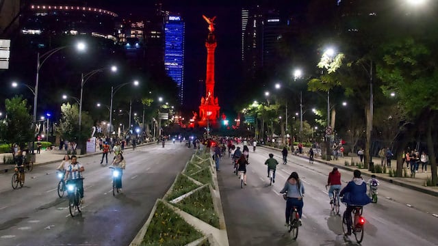 Capitalinos durante actividades del Primer paseo nocturno para celebrar el amor y la amistad.
