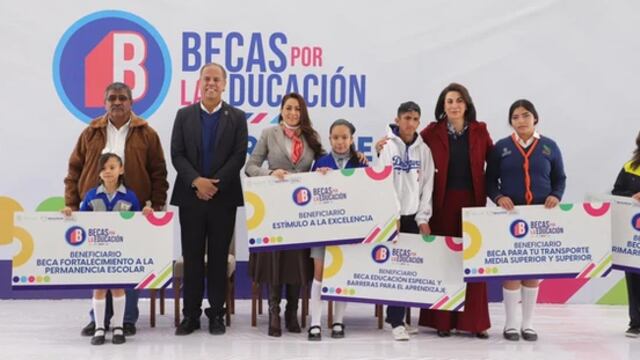 Tere Jiménez entrega de 12 mil 289 becas