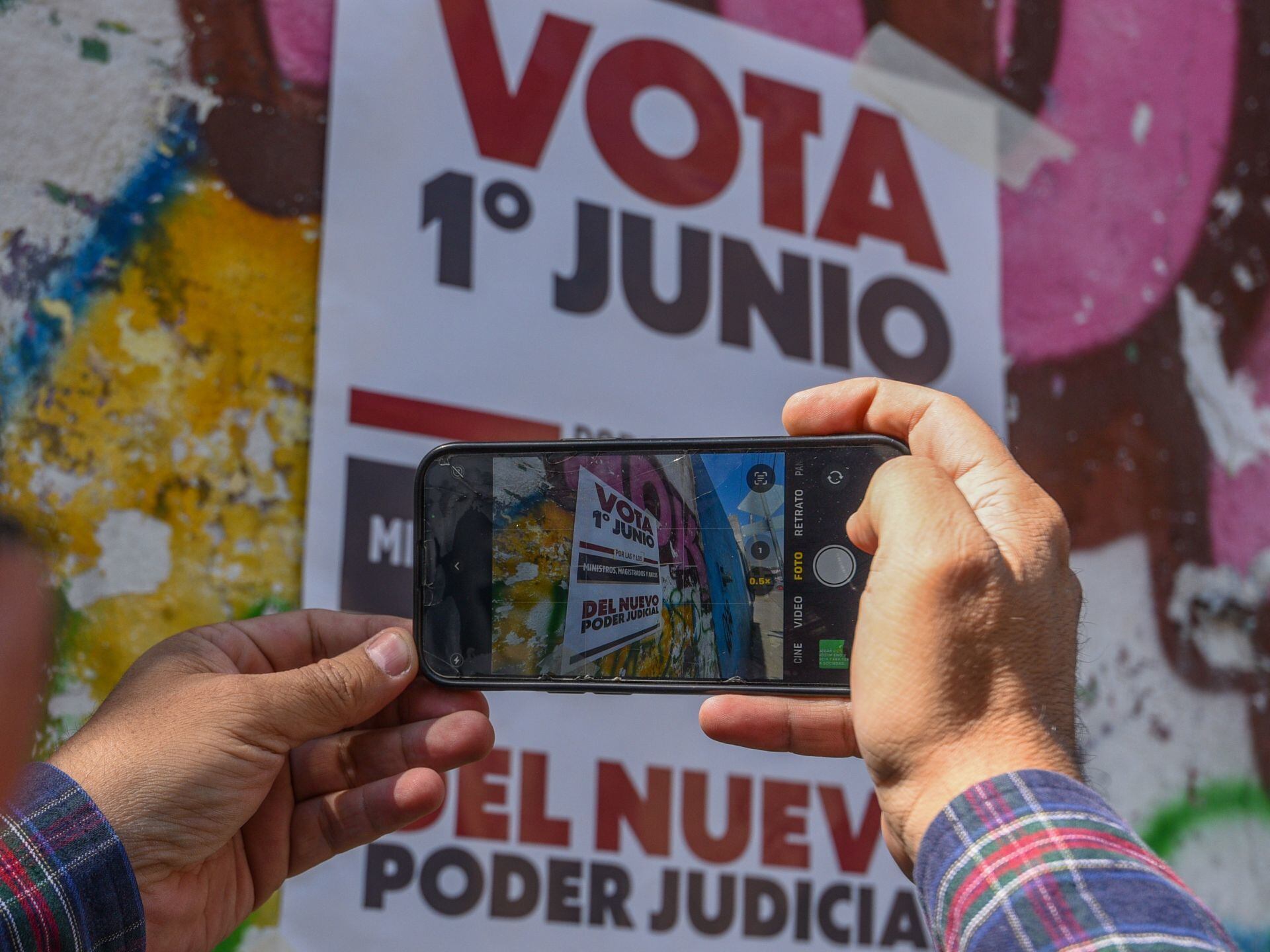 En algunas calles de Toluca han sido pegados carteles en donde se invita a votar el próximo 1 de junio