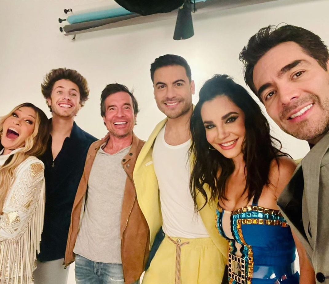 Martha Higareda junto al elenco de Quién es la Máscara