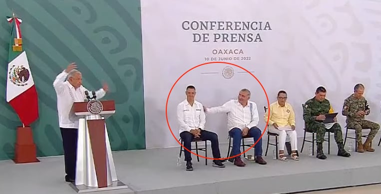 Adán Augusto López le da una palmada de Alejandro Murat al ser nombrado presidenciable por AMLO/captura de video