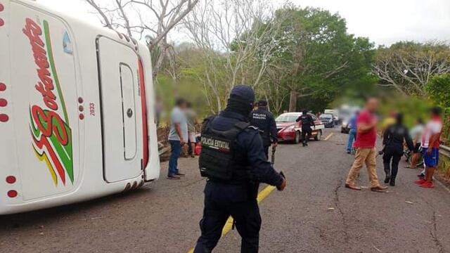 Volcadura de autobús en Hueyapan de Ocampo, Veracruz
