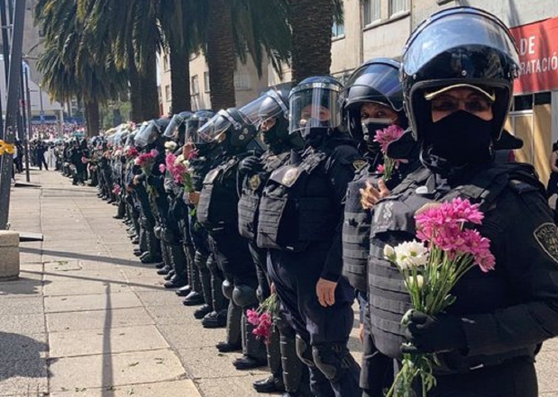 Regalan flores a mujeres policías