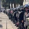 Día Internacional de la Mujer: regalan flores a mujeres policías durante marcha del #8M (VIDEO)