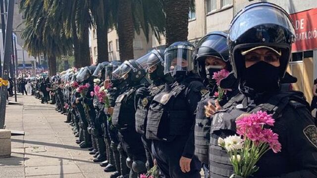 Regalan flores a mujeres policías