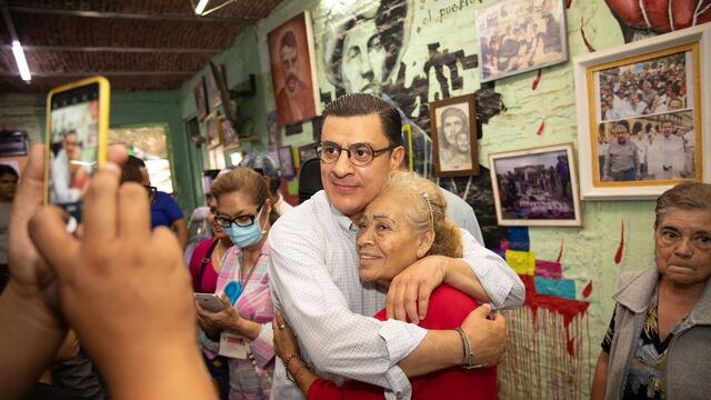 Chema Torres dialogó con comerciantes del mercado Felipe Ángeles