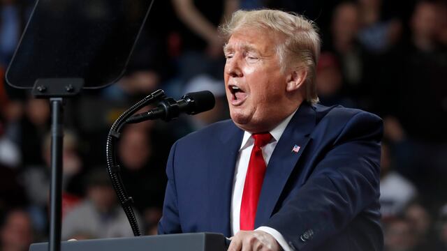 President Donald Trump speaks at a campaign rally, Thursday, Jan. 9, 2020, in Toledo, Ohio. (AP Photo/ Jacquelyn Martin)
President Donald Trump boards Air Force One after attending a campaign rally in Toledo, Ohio, Thursday, Jan. 9, 2020, from Toledo Express Airport, in Swanton, Ohio. (AP Photo/ Jacquelyn Martin)
Trump se adjudica baja en cáncer en EU.