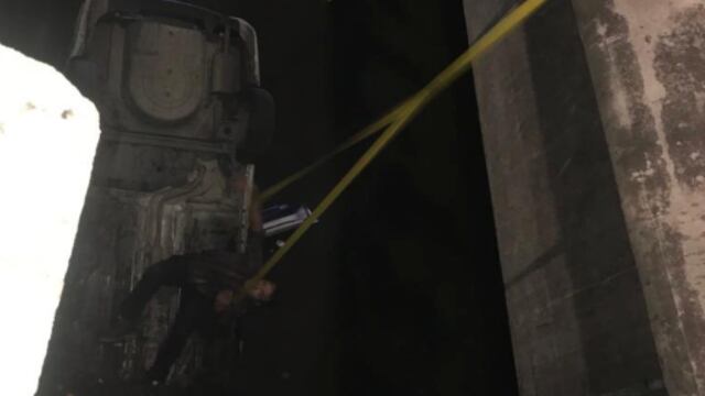 Conductor en canal de aguas negras